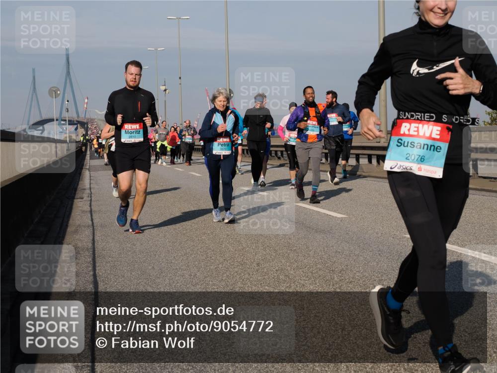 03.10.2025 - Köhlbrandbrückenlauf Fabian Wolf http://msf.ph/oto/9054772 03.10.2025 10:02:48 Position 3 2810, 3570, 2076 meine-sportfotos.de