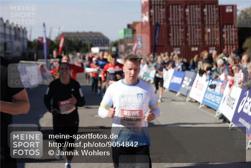 03.10.2025 - Köhlbrandbrückenlauf Jannik Wohlers http://msf.ph/oto/9054842 03.10.2025 13:10:04 Ziel 4196, 4260, 4573, 4718, 4730, 4787, 4837, 4929, 5763, 5977, 6083, 6111, 6428, 6432, 6750, 6764, 6813 meine-sportfotos.de