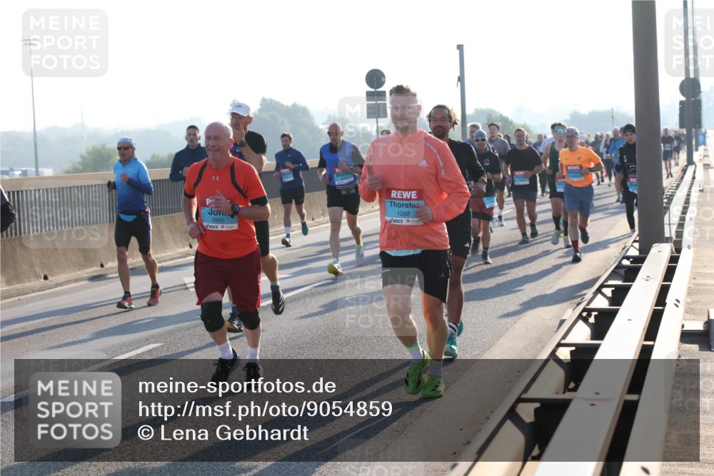 03.10.2025 - Köhlbrandbrückenlauf Lena Gebhardt http://msf.ph/oto/9054859 03.10.2025 09:16:41 Position 1 3305, 1292 meine-sportfotos.de