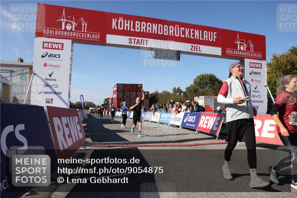 03.10.2025 - Köhlbrandbrückenlauf Lena Gebhardt http://msf.ph/oto/9054875 03.10.2025 13:23:53 Ziel 4285, 4465, 4647, 4918, 5081, 5093, 5361, 5431, 5709, 5742, 6728 meine-sportfotos.de