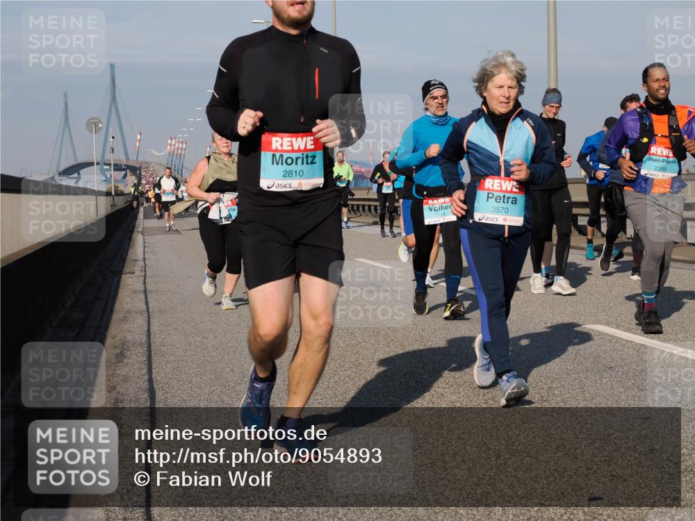 03.10.2025 - Köhlbrandbrückenlauf Fabian Wolf http://msf.ph/oto/9054893 03.10.2025 10:02:51 Position 3 2810, 3114, 3570, 2200 meine-sportfotos.de