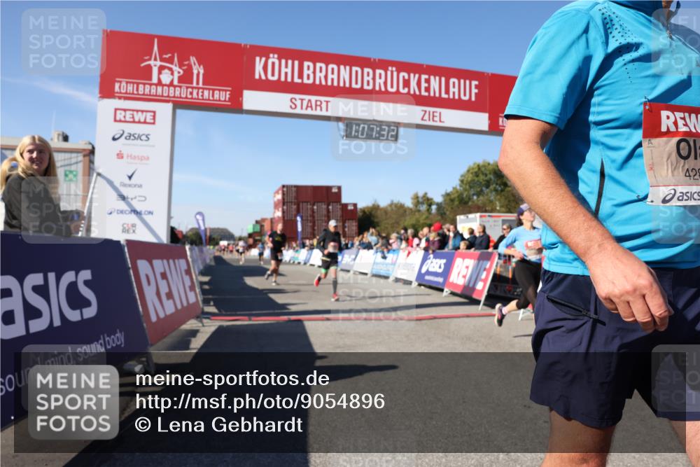 03.10.2025 - Köhlbrandbrückenlauf Lena Gebhardt http://msf.ph/oto/9054896 03.10.2025 13:07:32 Ziel 4113, 4165, 4254, 4263, 4287, 4288, 4375, 4590, 4636, 5645, 5646, 5870, 5872 meine-sportfotos.de