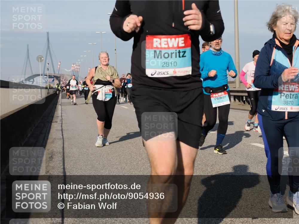 03.10.2025 - Köhlbrandbrückenlauf Fabian Wolf http://msf.ph/oto/9054936 03.10.2025 10:02:52 Position 3 2810, 3114, 3570 meine-sportfotos.de