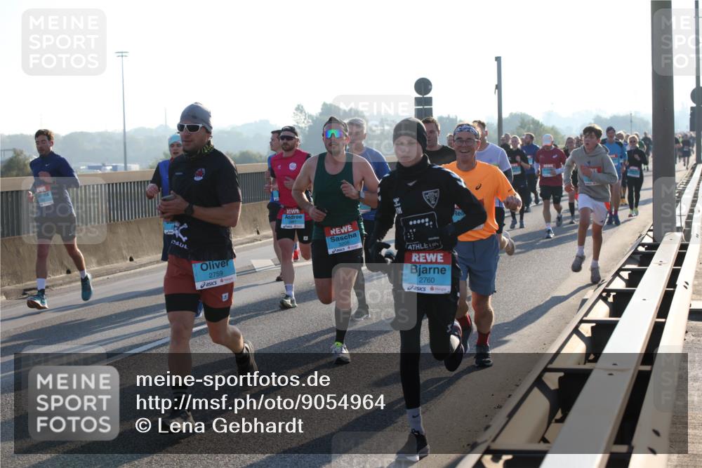 03.10.2025 - Köhlbrandbrückenlauf Lena Gebhardt http://msf.ph/oto/9054964 03.10.2025 09:16:45 Position 1 2759, 3205, 2760 meine-sportfotos.de