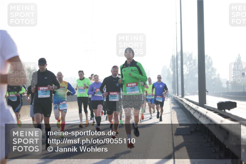 03.10.2025 - Köhlbrandbrückenlauf Jannik Wohlers http://msf.ph/oto/9055110 03.10.2025 09:12:44 Position 3 2701, 3269, 3288 meine-sportfotos.de