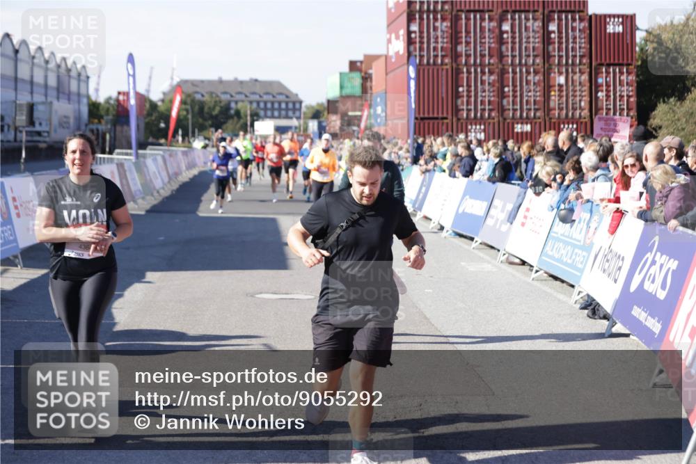 03.10.2025 - Köhlbrandbrückenlauf Jannik Wohlers http://msf.ph/oto/9055292 03.10.2025 13:10:18 Ziel 4147, 4343, 4364, 4479, 4573, 4683, 4730, 4822, 5029, 6587, 6813 meine-sportfotos.de