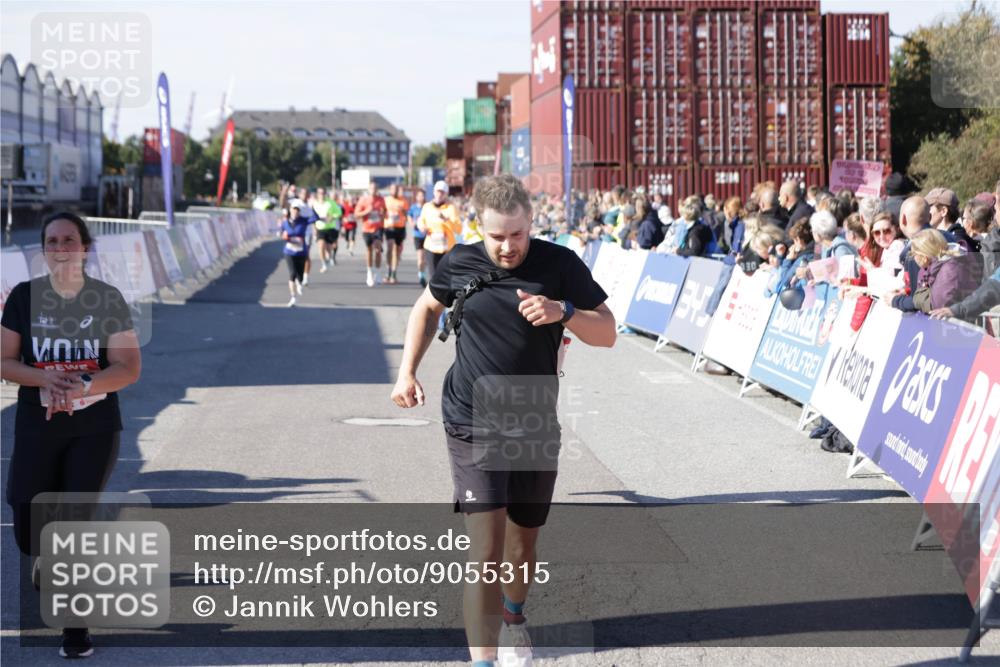 03.10.2025 - Köhlbrandbrückenlauf Jannik Wohlers http://msf.ph/oto/9055315 03.10.2025 13:10:19 Ziel 4147, 4343, 4364, 4479, 4683, 4710, 4774, 4822, 5029, 6587, 6813 meine-sportfotos.de