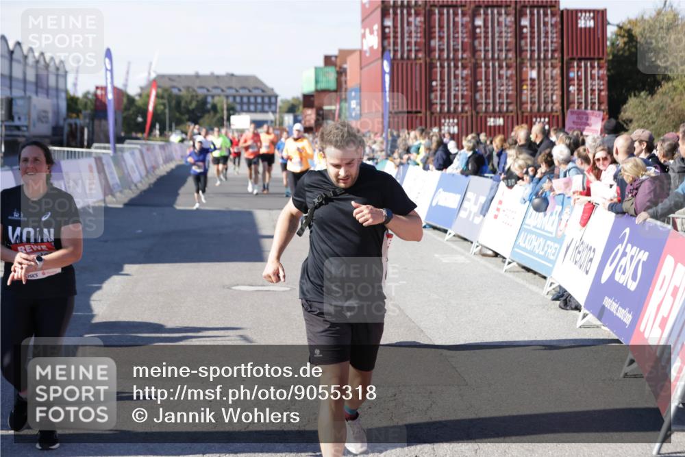 03.10.2025 - Köhlbrandbrückenlauf Jannik Wohlers http://msf.ph/oto/9055318 03.10.2025 13:10:19 Ziel 4147, 4343, 4364, 4479, 4683, 4710, 4774, 4822, 5029, 6587, 6813 meine-sportfotos.de