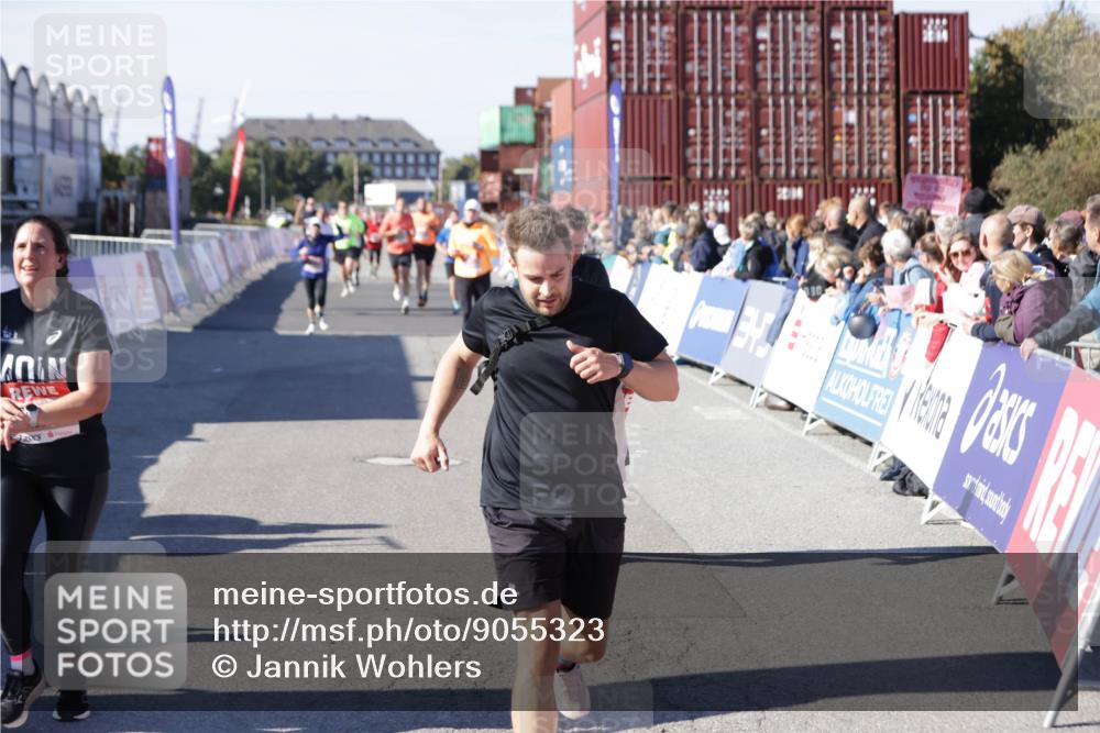 03.10.2025 - Köhlbrandbrückenlauf Jannik Wohlers http://msf.ph/oto/9055323 03.10.2025 13:10:19 Ziel 4147, 4343, 4364, 4479, 4683, 4710, 4774, 4822, 5029, 6587, 6813 meine-sportfotos.de