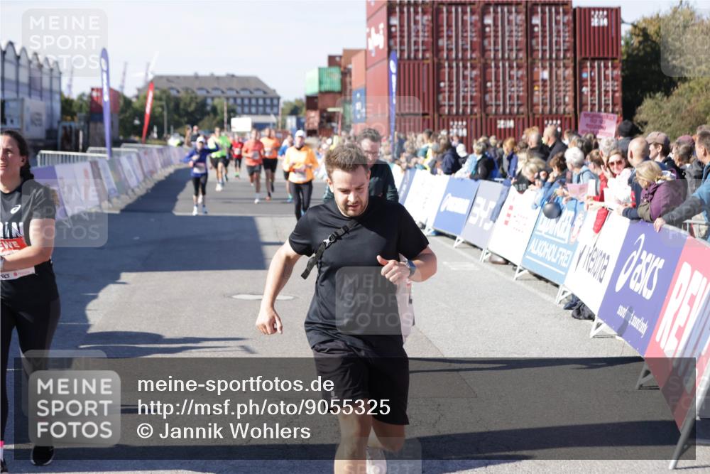 03.10.2025 - Köhlbrandbrückenlauf Jannik Wohlers http://msf.ph/oto/9055325 03.10.2025 13:10:19 Ziel 4147, 4343, 4364, 4479, 4683, 4710, 4774, 4822, 5029, 6587, 6813 meine-sportfotos.de