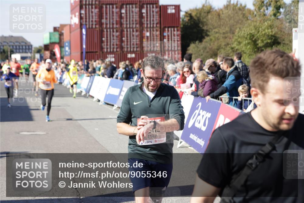 03.10.2025 - Köhlbrandbrückenlauf Jannik Wohlers http://msf.ph/oto/9055346 03.10.2025 13:10:21 Ziel 4147, 4343, 4364, 4479, 4683, 4710, 4711, 4774, 4822, 5029, 6587, 6781, 6782 meine-sportfotos.de