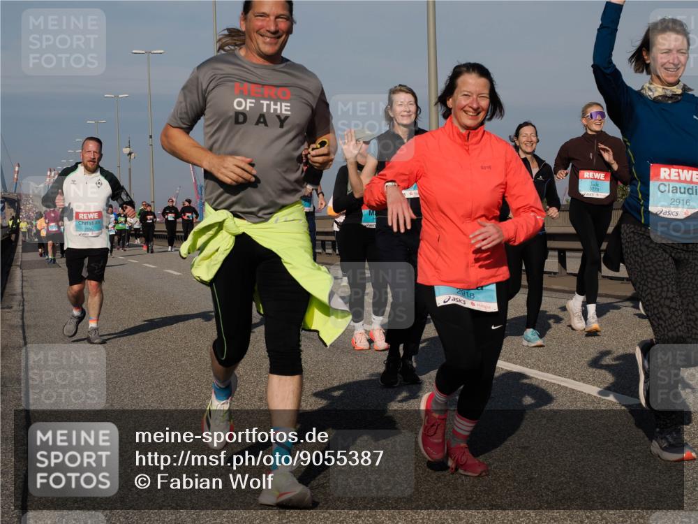 03.10.2025 - Köhlbrandbrückenlauf Fabian Wolf http://msf.ph/oto/9055387 03.10.2025 10:03:03 Position 3 2918, 3770, 2916 meine-sportfotos.de