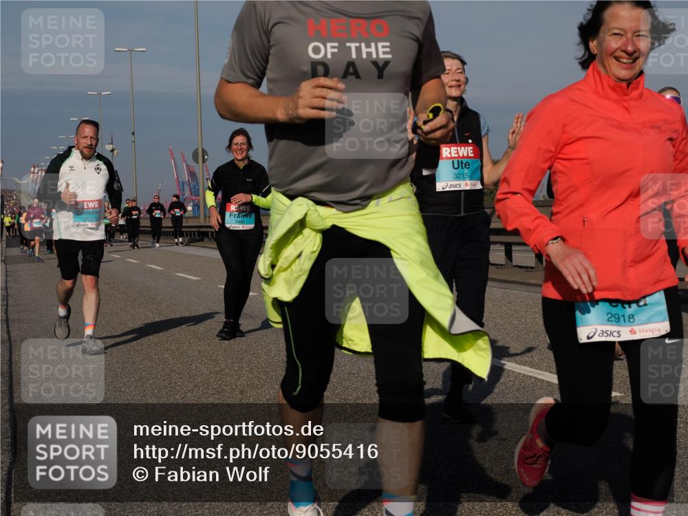 03.10.2025 - Köhlbrandbrückenlauf Fabian Wolf http://msf.ph/oto/9055416 03.10.2025 10:03:03 Position 3 2690, 3480, 3215, 2918 meine-sportfotos.de