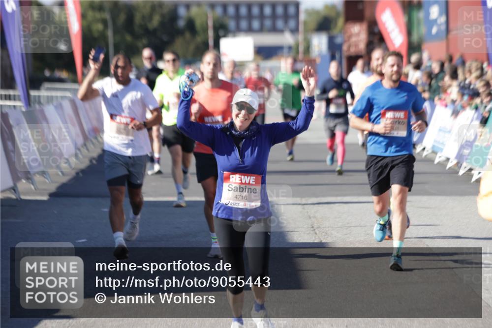 03.10.2025 - Köhlbrandbrückenlauf Jannik Wohlers http://msf.ph/oto/9055443 03.10.2025 13:10:23 Ziel 4147, 4343, 4364, 4479, 4683, 4710, 4711, 4774, 4822, 5029, 6294, 6587, 6781, 6782 meine-sportfotos.de