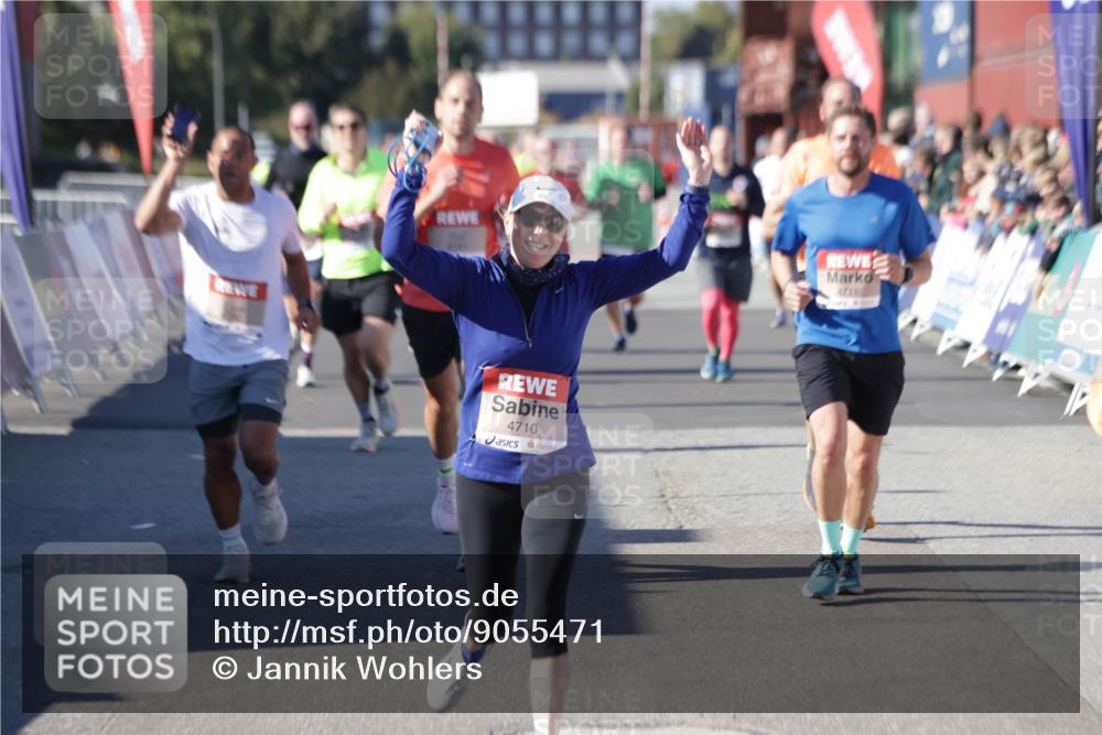 03.10.2025 - Köhlbrandbrückenlauf Jannik Wohlers http://msf.ph/oto/9055471 03.10.2025 13:10:23 Ziel 4147, 4343, 4364, 4479, 4683, 4710, 4711, 4774, 4822, 5029, 6294, 6587, 6781, 6782 meine-sportfotos.de