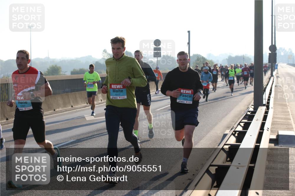 03.10.2025 - Köhlbrandbrückenlauf Lena Gebhardt http://msf.ph/oto/9055551 03.10.2025 09:17:03 Position 1 1297, 1517, 1504 meine-sportfotos.de