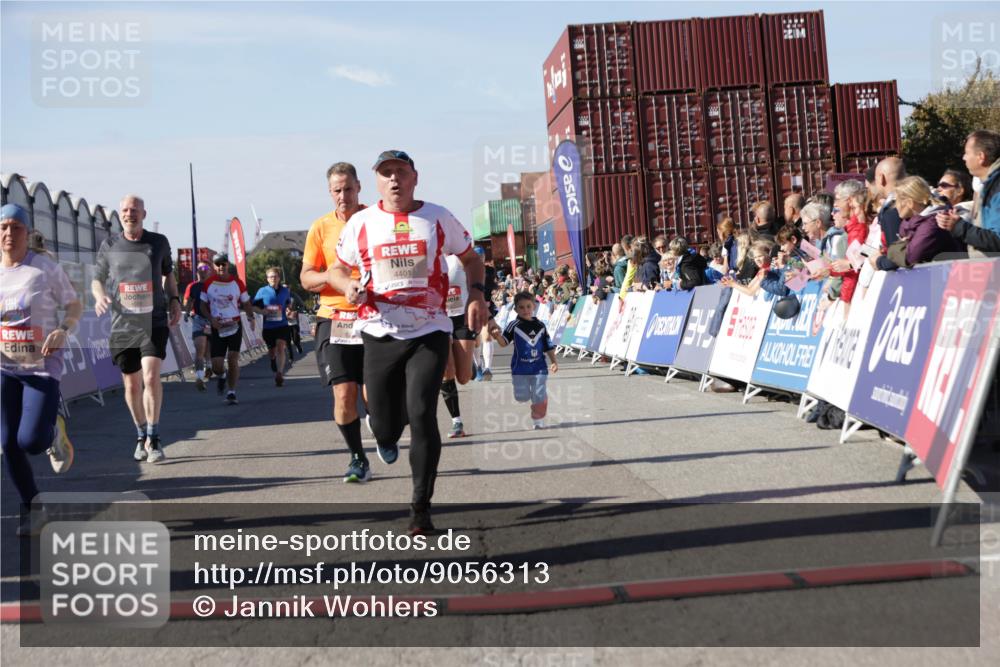 03.10.2025 - Köhlbrandbrückenlauf Jannik Wohlers http://msf.ph/oto/9056313 03.10.2025 13:10:53 Ziel 4081, 4352, 4370, 4401, 4412, 4488, 4547, 4689, 4862, 4933, 4998, 5103, 5753, 5791, 5965, 6274, 6665 meine-sportfotos.de