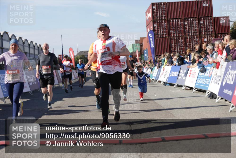 03.10.2025 - Köhlbrandbrückenlauf Jannik Wohlers http://msf.ph/oto/9056330 03.10.2025 13:10:53 Ziel 4081, 4352, 4370, 4401, 4412, 4488, 4547, 4689, 4862, 4933, 4998, 5103, 5753, 5791, 5965, 6274, 6665 meine-sportfotos.de