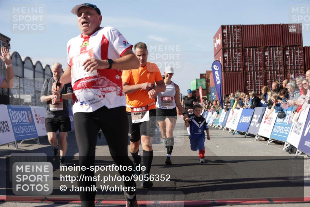 03.10.2025 - Köhlbrandbrückenlauf Jannik Wohlers http://msf.ph/oto/9056352 03.10.2025 13:10:54 Ziel 4081, 4352, 4370, 4401, 4412, 4547, 4689, 4862, 4933, 4998, 5103, 5791, 5965, 6274, 6665, 6797 meine-sportfotos.de