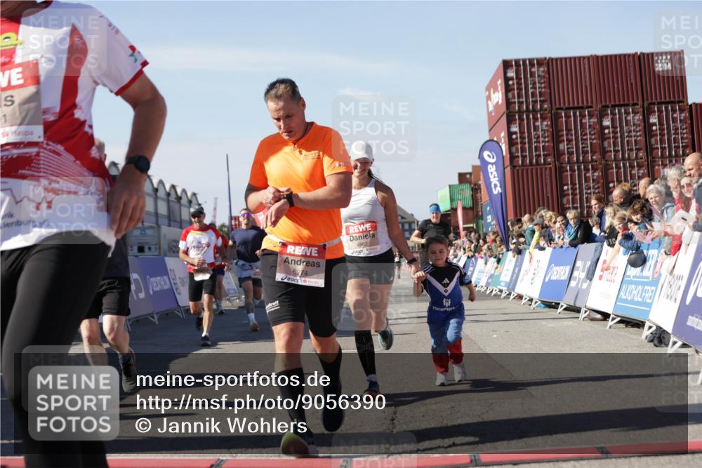 03.10.2025 - Köhlbrandbrückenlauf Jannik Wohlers http://msf.ph/oto/9056390 03.10.2025 13:10:55 Ziel 4081, 4352, 4370, 4401, 4412, 4547, 4689, 4862, 4933, 4998, 5103, 5791, 5965, 6274, 6665, 6797 meine-sportfotos.de