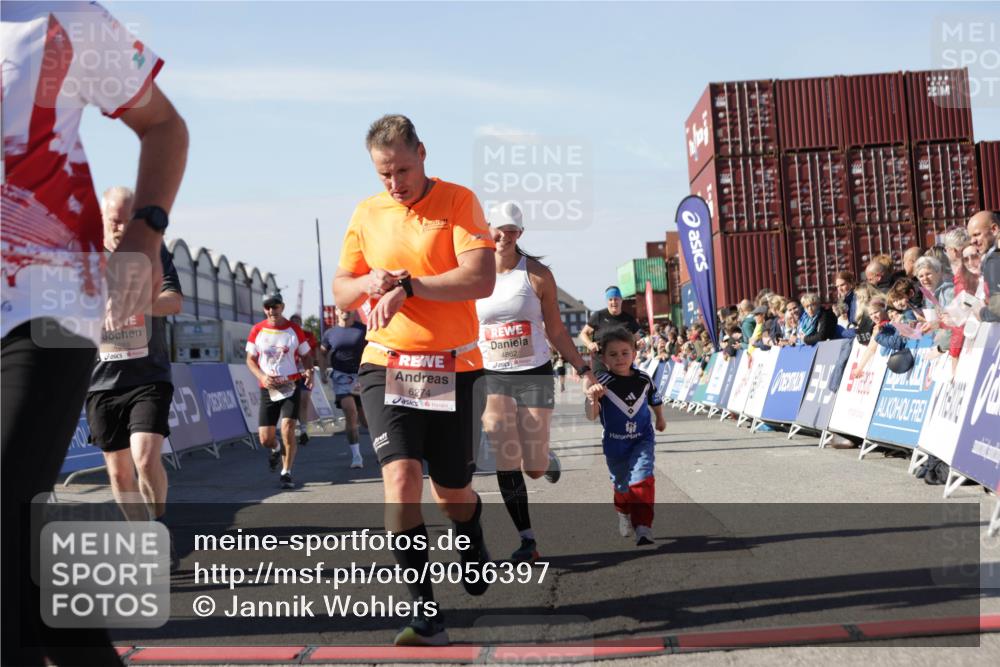 03.10.2025 - Köhlbrandbrückenlauf Jannik Wohlers http://msf.ph/oto/9056397 03.10.2025 13:10:55 Ziel 4081, 4352, 4370, 4401, 4412, 4547, 4689, 4862, 4933, 4998, 5103, 5791, 5965, 6274, 6665, 6797 meine-sportfotos.de