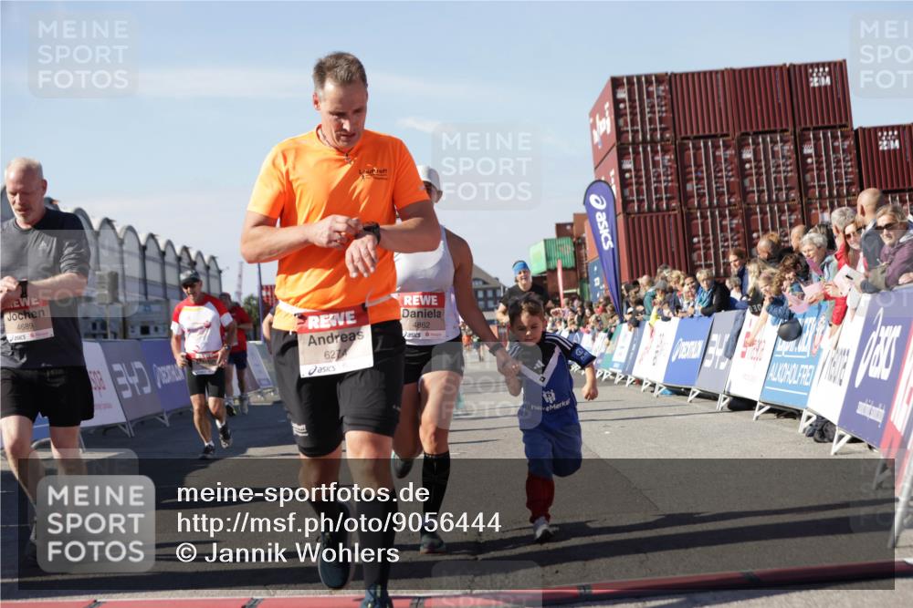 03.10.2025 - Köhlbrandbrückenlauf Jannik Wohlers http://msf.ph/oto/9056444 03.10.2025 13:10:55 Ziel 4081, 4352, 4370, 4401, 4412, 4547, 4689, 4862, 4933, 4998, 5103, 5791, 5965, 6274, 6665, 6797 meine-sportfotos.de