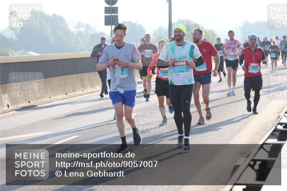 03.10.2025 - Köhlbrandbrückenlauf Lena Gebhardt http://msf.ph/oto/9057007 03.10.2025 09:17:46 Position 1 1165, 3806, 1273 meine-sportfotos.de