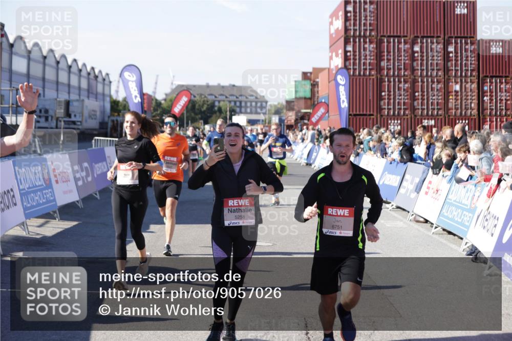 03.10.2025 - Köhlbrandbrückenlauf Jannik Wohlers http://msf.ph/oto/9057026 03.10.2025 13:11:15 Ziel 4135, 4293, 4521, 5218, 5258, 5522, 5754, 6080, 6272, 6572, 6685, 6686, 6727, 6751 meine-sportfotos.de