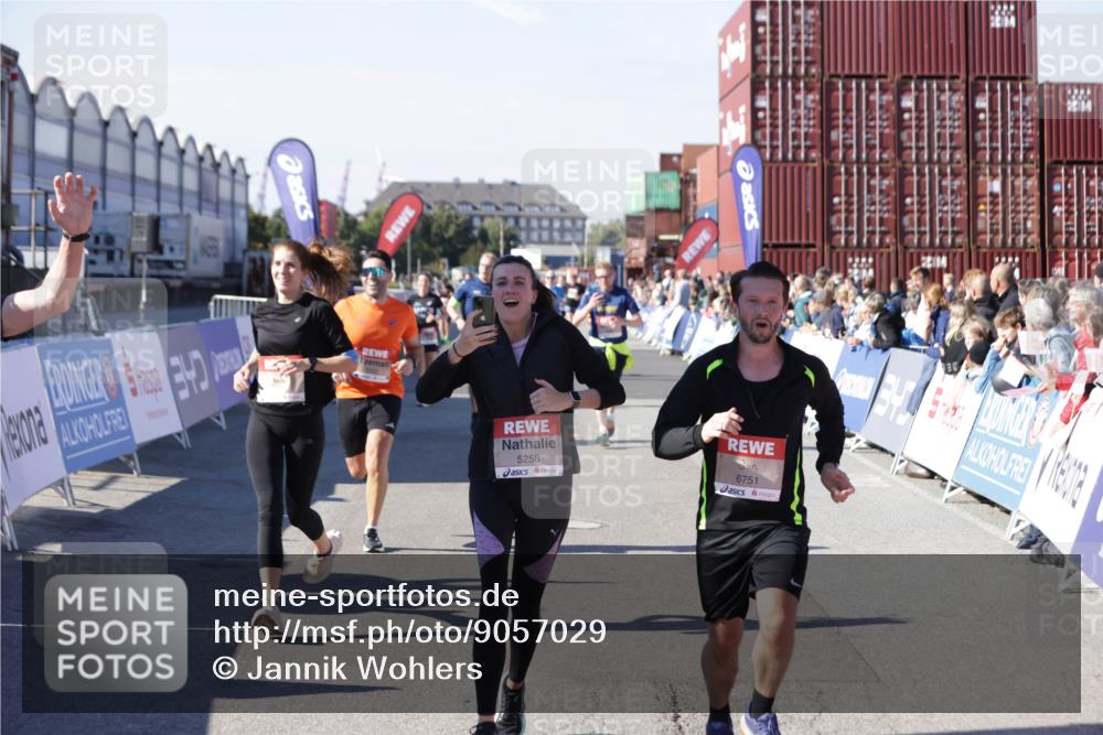 03.10.2025 - Köhlbrandbrückenlauf Jannik Wohlers http://msf.ph/oto/9057029 03.10.2025 13:11:15 Ziel 4135, 4293, 4521, 5218, 5258, 5522, 5754, 6080, 6272, 6572, 6685, 6686, 6727, 6751 meine-sportfotos.de