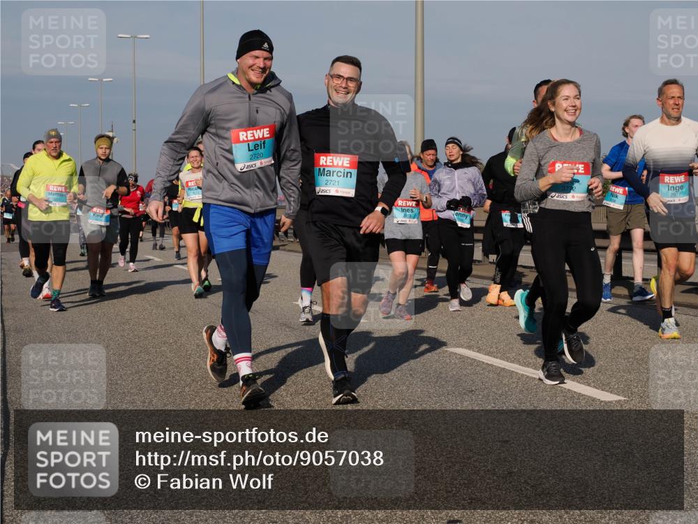 03.10.2025 - Köhlbrandbrückenlauf Fabian Wolf http://msf.ph/oto/9057038 03.10.2025 10:03:44 Position 3 2720, 2721, 2978, 3772, 2977 meine-sportfotos.de