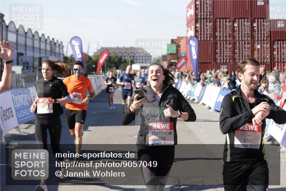 03.10.2025 - Köhlbrandbrückenlauf Jannik Wohlers http://msf.ph/oto/9057049 03.10.2025 13:11:16 Ziel 4135, 4293, 4521, 5218, 5258, 5522, 5754, 6080, 6272, 6572, 6685, 6686, 6726, 6727, 6751 meine-sportfotos.de