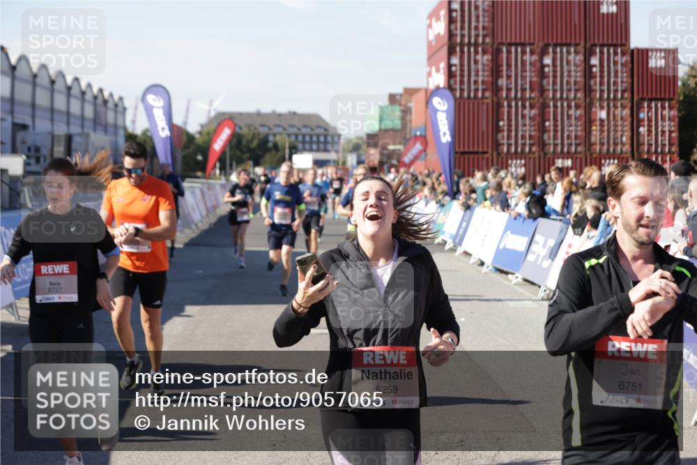 03.10.2025 - Köhlbrandbrückenlauf Jannik Wohlers http://msf.ph/oto/9057065 03.10.2025 13:11:16 Ziel 4135, 4293, 4521, 5218, 5258, 5522, 5754, 6080, 6272, 6572, 6685, 6686, 6726, 6727, 6751 meine-sportfotos.de