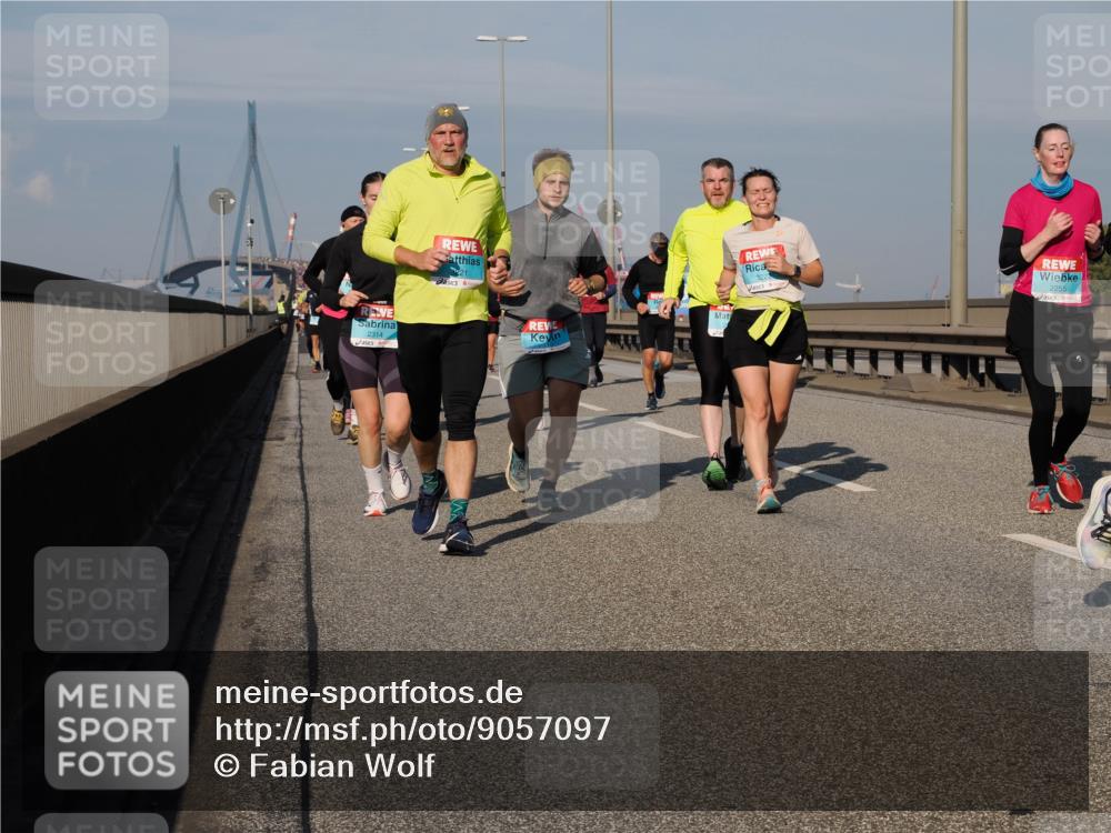 03.10.2025 - Köhlbrandbrückenlauf Fabian Wolf http://msf.ph/oto/9057097 03.10.2025 10:03:46 Position 3 2314, 3221, 2255 meine-sportfotos.de