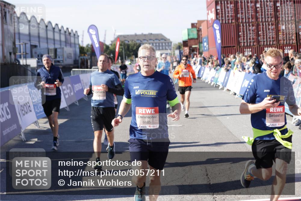 03.10.2025 - Köhlbrandbrückenlauf Jannik Wohlers http://msf.ph/oto/9057211 03.10.2025 13:11:20 Ziel 4135, 4293, 4521, 4597, 5218, 5258, 5522, 5754, 5939, 6080, 6572, 6685, 6686, 6726, 6727, 6751 meine-sportfotos.de