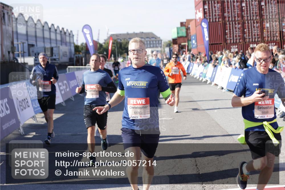 03.10.2025 - Köhlbrandbrückenlauf Jannik Wohlers http://msf.ph/oto/9057214 03.10.2025 13:11:20 Ziel 4135, 4293, 4521, 4597, 5218, 5258, 5522, 5754, 5939, 6080, 6572, 6685, 6686, 6726, 6727, 6751 meine-sportfotos.de