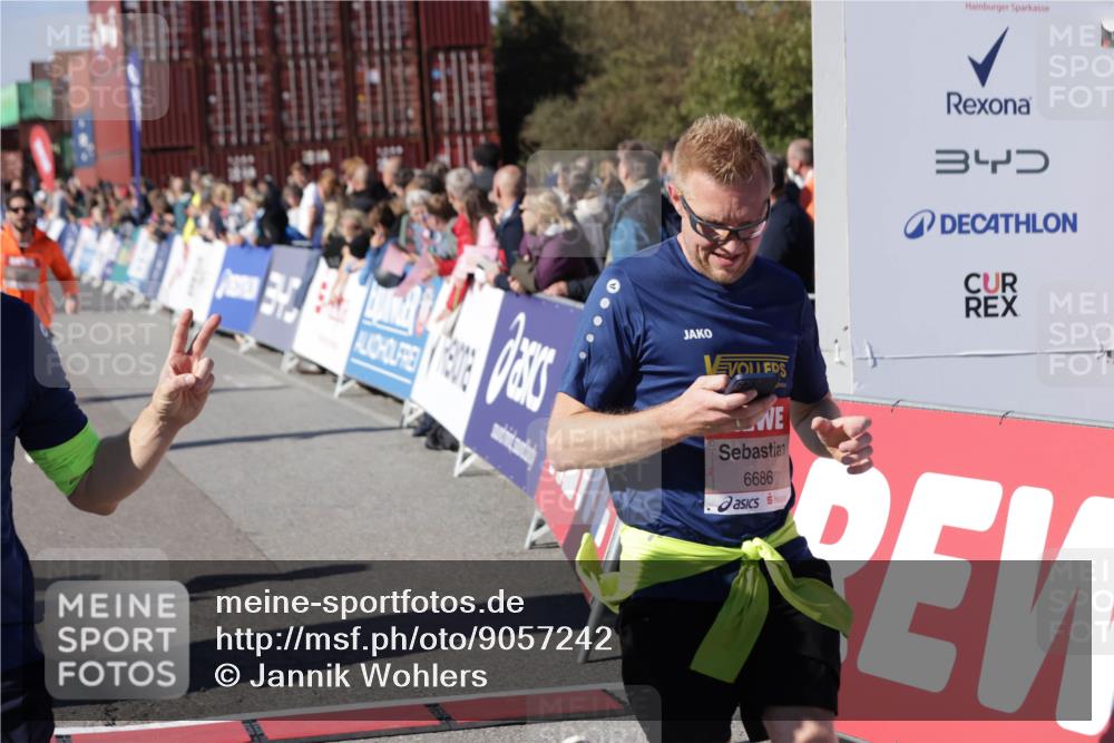 03.10.2025 - Köhlbrandbrückenlauf Jannik Wohlers http://msf.ph/oto/9057242 03.10.2025 13:11:21 Ziel 4135, 4293, 4521, 4597, 4999, 5218, 5258, 5522, 5754, 5939, 6028, 6080, 6572, 6685, 6686, 6726, 6727, 6751 meine-sportfotos.de