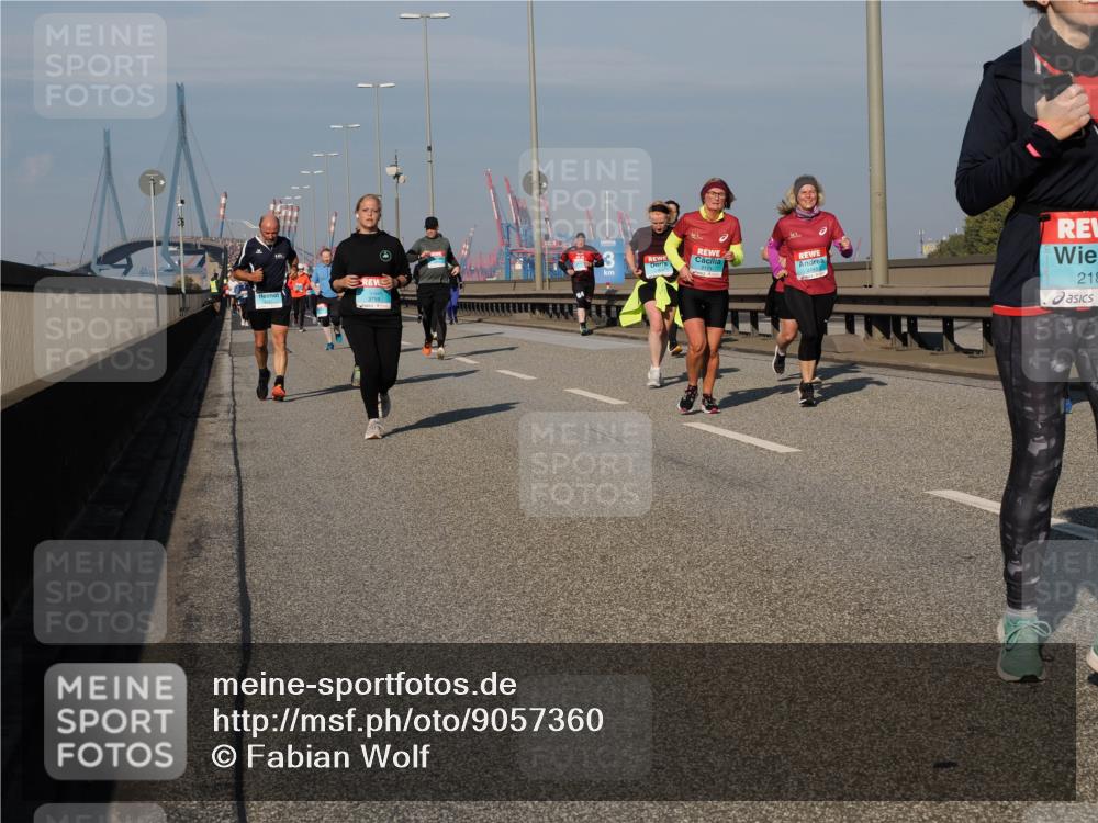 03.10.2025 - Köhlbrandbrückenlauf Fabian Wolf http://msf.ph/oto/9057360 03.10.2025 10:03:55 Position 3 2121, 2174, 2143, 2143, 218 meine-sportfotos.de