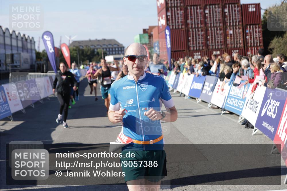 03.10.2025 - Köhlbrandbrückenlauf Jannik Wohlers http://msf.ph/oto/9057386 03.10.2025 13:11:25 Ziel 4293, 4315, 4325, 4597, 4999, 5145, 5522, 5754, 5794, 5939, 6028, 6080, 6563, 6680, 6685, 6686, 6690, 6691, 6726, 6727 meine-sportfotos.de
