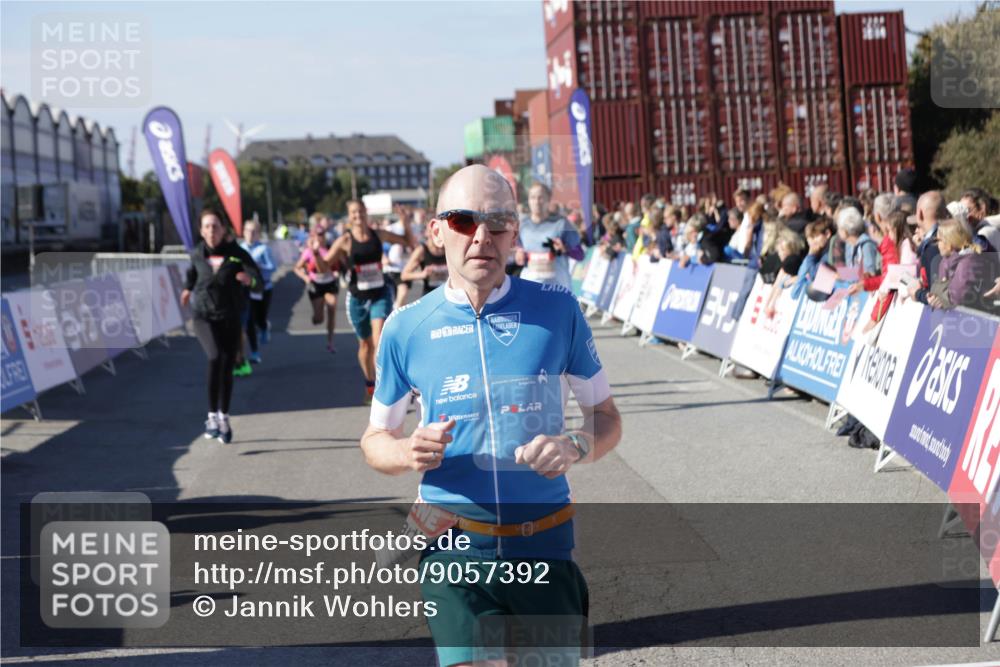 03.10.2025 - Köhlbrandbrückenlauf Jannik Wohlers http://msf.ph/oto/9057392 03.10.2025 13:11:25 Ziel 4293, 4315, 4325, 4597, 4999, 5145, 5522, 5754, 5794, 5939, 6028, 6080, 6563, 6680, 6685, 6686, 6690, 6691, 6726, 6727 meine-sportfotos.de