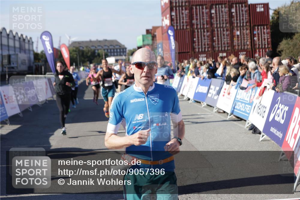 03.10.2025 - Köhlbrandbrückenlauf Jannik Wohlers http://msf.ph/oto/9057396 03.10.2025 13:11:25 Ziel 4293, 4315, 4325, 4597, 4999, 5145, 5522, 5754, 5794, 5939, 6028, 6080, 6563, 6680, 6685, 6686, 6690, 6691, 6726, 6727 meine-sportfotos.de