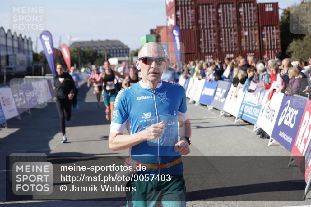 03.10.2025 - Köhlbrandbrückenlauf Jannik Wohlers http://msf.ph/oto/9057403 03.10.2025 13:11:25 Ziel 4293, 4315, 4325, 4597, 4999, 5145, 5522, 5754, 5794, 5939, 6028, 6080, 6563, 6680, 6685, 6686, 6690, 6691, 6726, 6727 meine-sportfotos.de