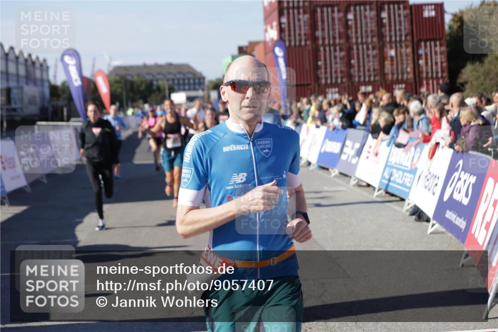 03.10.2025 - Köhlbrandbrückenlauf Jannik Wohlers http://msf.ph/oto/9057407 03.10.2025 13:11:25 Ziel 4293, 4315, 4325, 4597, 4999, 5145, 5522, 5754, 5794, 5939, 6028, 6080, 6563, 6680, 6685, 6686, 6690, 6691, 6726, 6727 meine-sportfotos.de