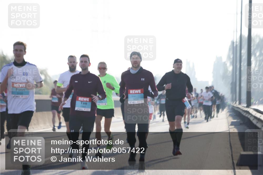 03.10.2025 - Köhlbrandbrückenlauf Jannik Wohlers http://msf.ph/oto/9057422 03.10.2025 09:13:36 Position 3 3155, 2302, 1079, 3834 meine-sportfotos.de