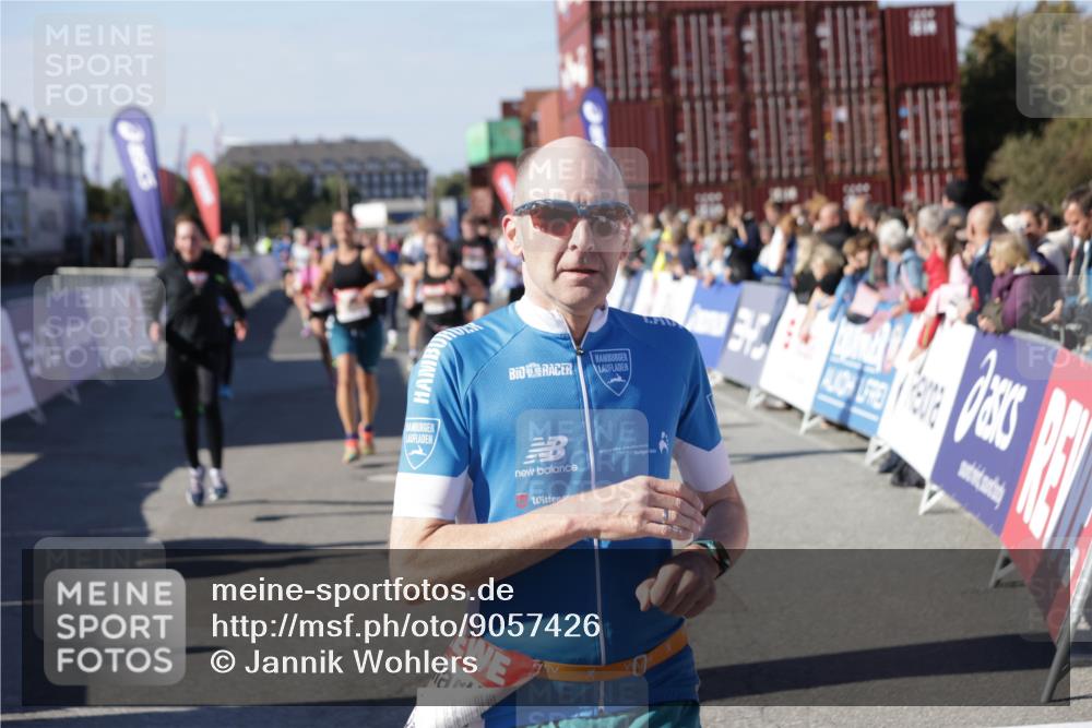 03.10.2025 - Köhlbrandbrückenlauf Jannik Wohlers http://msf.ph/oto/9057426 03.10.2025 13:11:25 Ziel 4293, 4315, 4325, 4597, 4999, 5145, 5522, 5754, 5794, 5939, 6028, 6080, 6563, 6680, 6685, 6686, 6690, 6691, 6726, 6727 meine-sportfotos.de