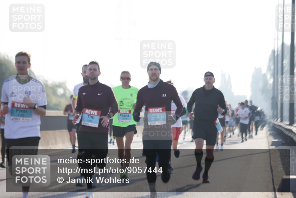 03.10.2025 - Köhlbrandbrückenlauf Jannik Wohlers http://msf.ph/oto/9057444 03.10.2025 09:13:36 Position 3 3155, 2302, 1079, 3834 meine-sportfotos.de