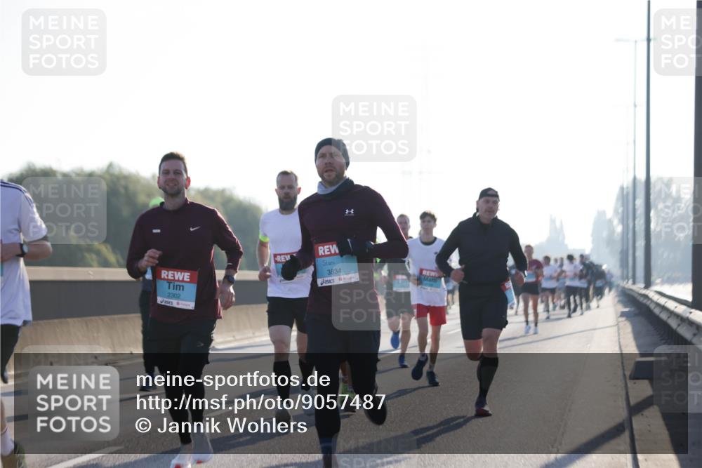 03.10.2025 - Köhlbrandbrückenlauf Jannik Wohlers http://msf.ph/oto/9057487 03.10.2025 09:13:38 Position 3 2302, 3834 meine-sportfotos.de