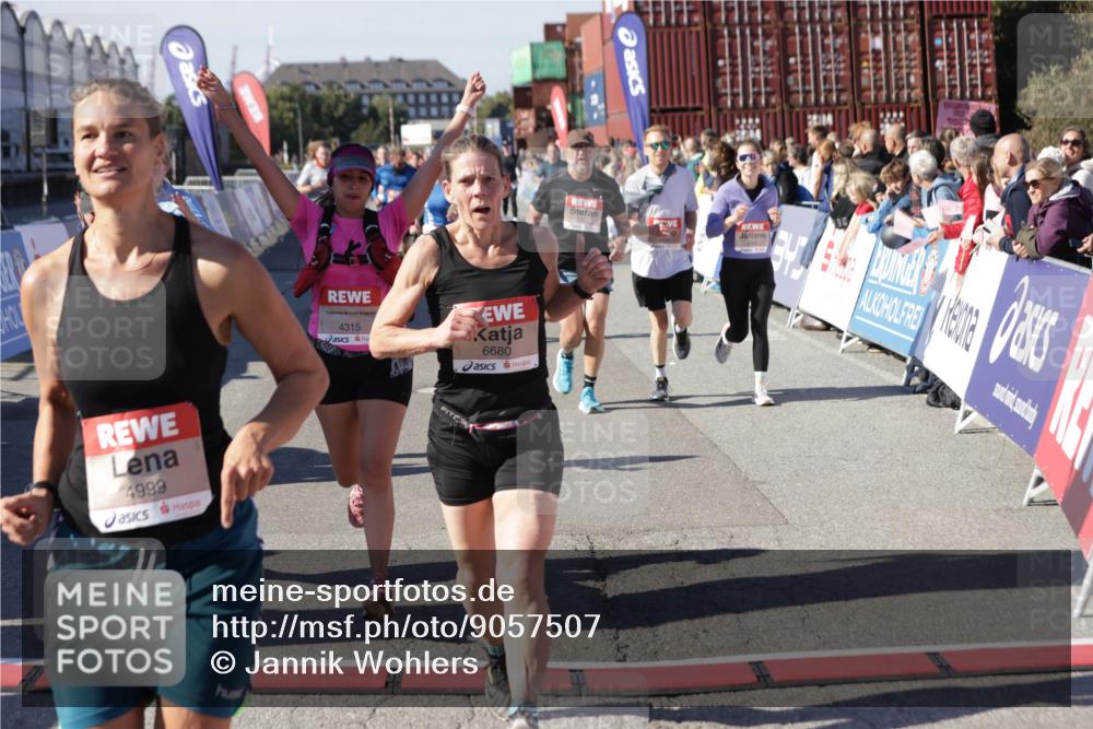 03.10.2025 - Köhlbrandbrückenlauf Jannik Wohlers http://msf.ph/oto/9057507 03.10.2025 13:11:29 Ziel 4158, 4293, 4315, 4325, 4427, 4501, 4597, 4999, 5145, 5754, 5794, 5939, 6028, 6080, 6563, 6680, 6685, 6686, 6690, 6691, 6726 meine-sportfotos.de
