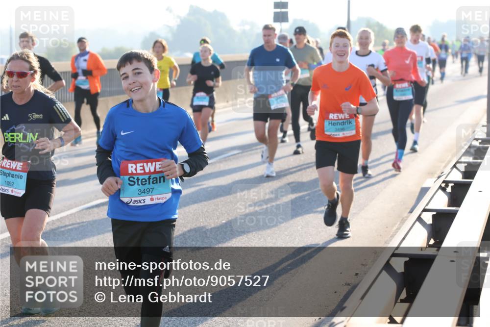 03.10.2025 - Köhlbrandbrückenlauf Lena Gebhardt http://msf.ph/oto/9057527 03.10.2025 09:18:00 Position 1 50, 1092, 3497, 3496 meine-sportfotos.de