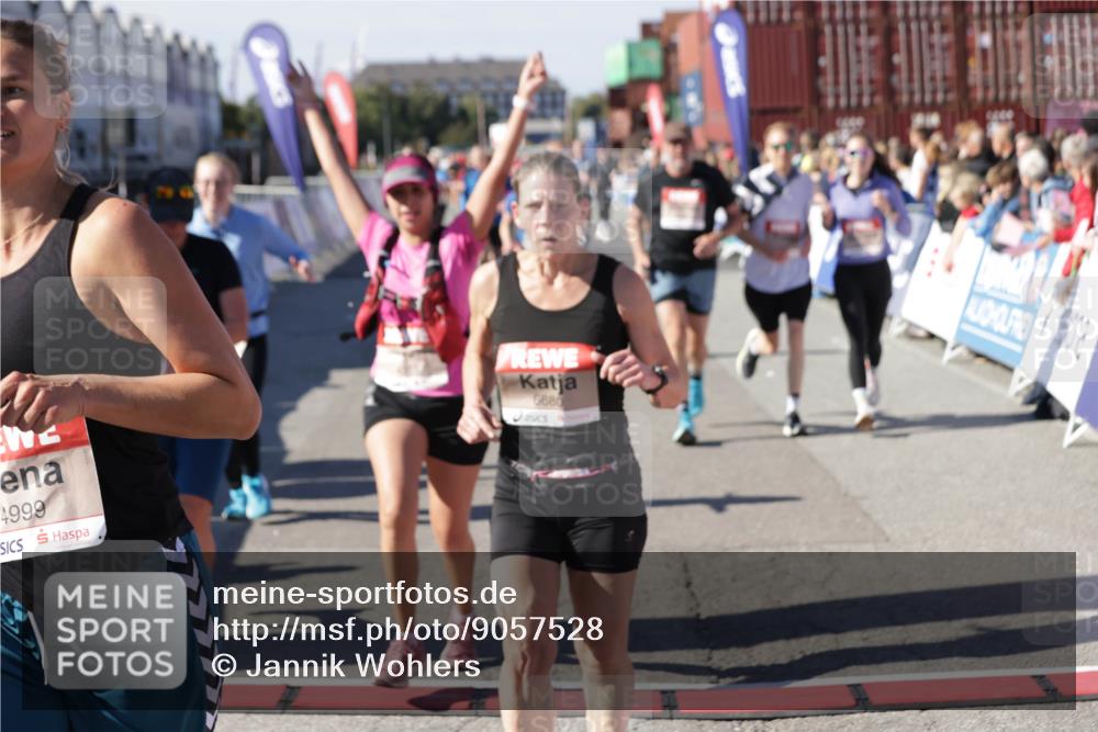 03.10.2025 - Köhlbrandbrückenlauf Jannik Wohlers http://msf.ph/oto/9057528 03.10.2025 13:11:29 Ziel 4158, 4293, 4315, 4325, 4427, 4501, 4597, 4999, 5145, 5754, 5794, 5939, 6028, 6080, 6563, 6680, 6685, 6686, 6690, 6691, 6726 meine-sportfotos.de
