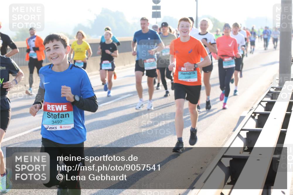 03.10.2025 - Köhlbrandbrückenlauf Lena Gebhardt http://msf.ph/oto/9057541 03.10.2025 09:18:01 Position 1 3497, 3496 meine-sportfotos.de